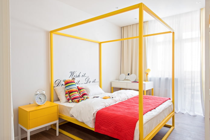 желтая кровать в интерьере спальни