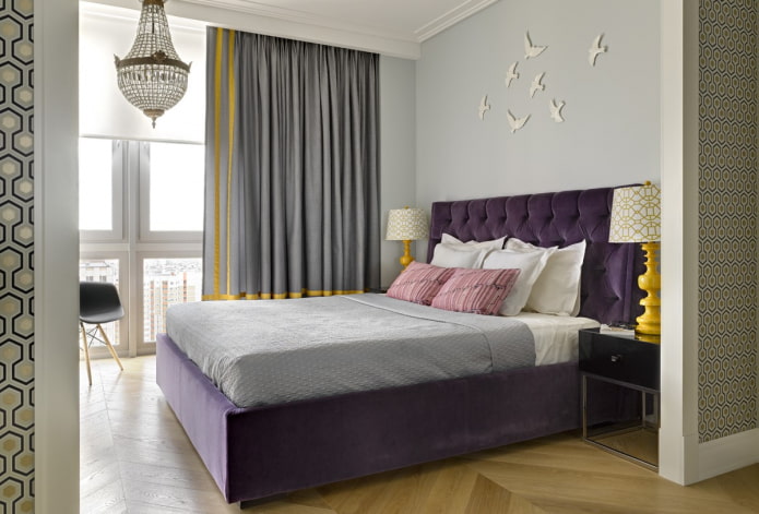 фиолетовая кровать в интерьере спальни
