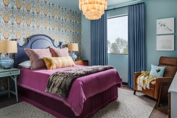 синяя кровать в интерьере спальни