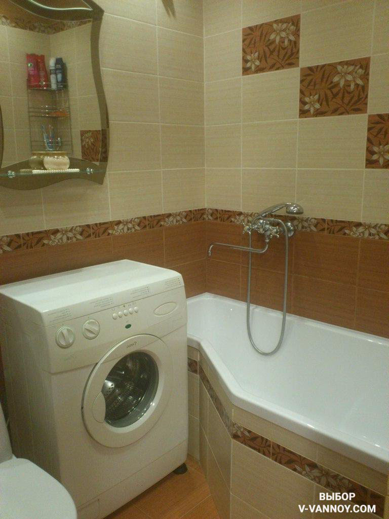 Геометричное сужение ванной позволяет вместить стиральную машину.