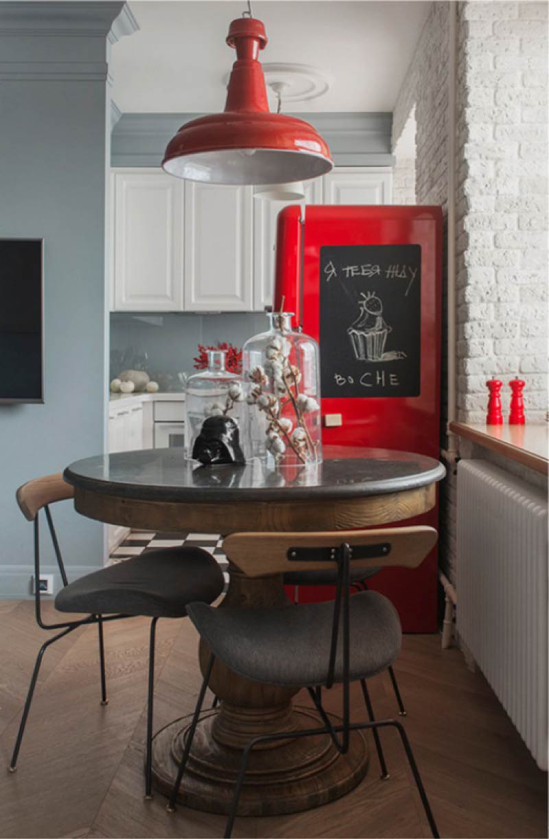 Белая кухня с серыми стенами и красным холодильником