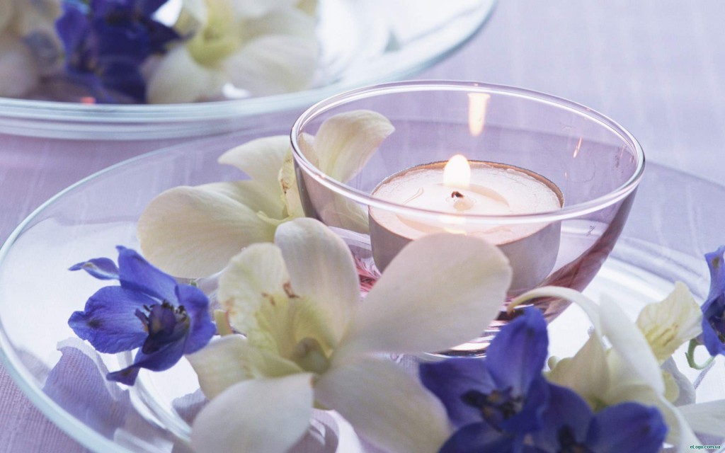 Свечи с цветами придают интерьеру романтическую ауру