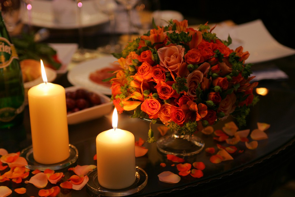 Романтический ужин с цветами и свечами