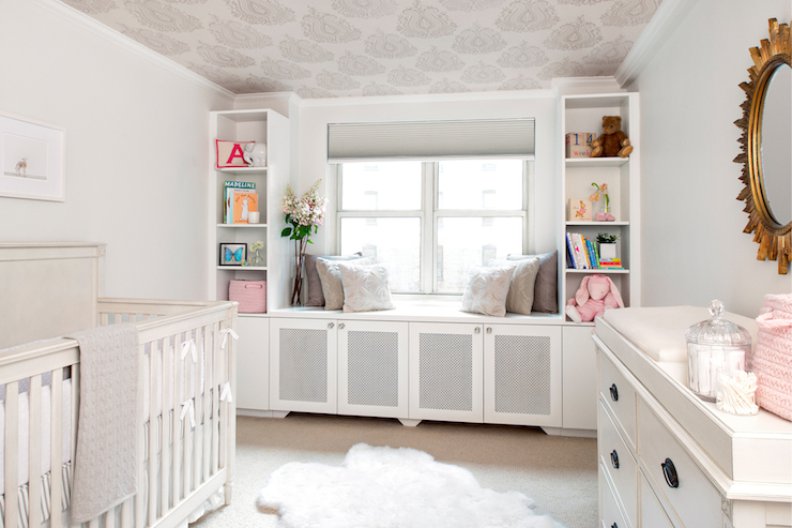 Белая детская комната новорожденного