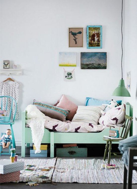 Цветная мебель в интерьере детской комнаты девочки