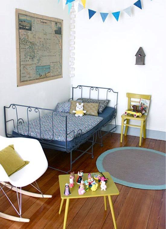 Цветная мебель в интерьере детской комнаты