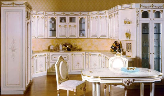 Белая кухонная мебель в классическом стиле