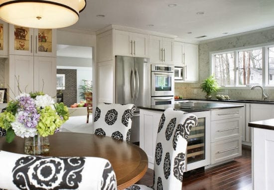 Дизайн кухни белого цвета в стиле contemporary.
