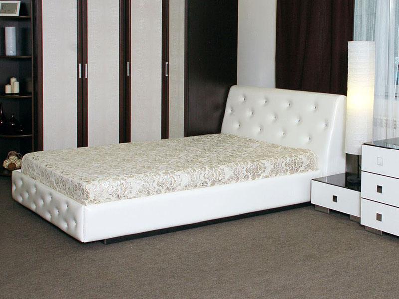 Кровать с обивкой
