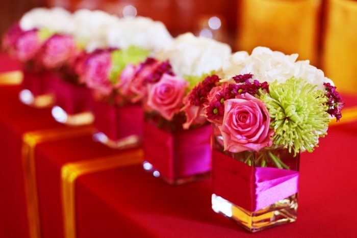 букеты роз на столах