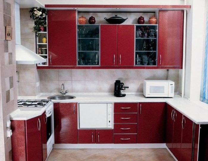 бордовая мебель для кухни 5 кв м