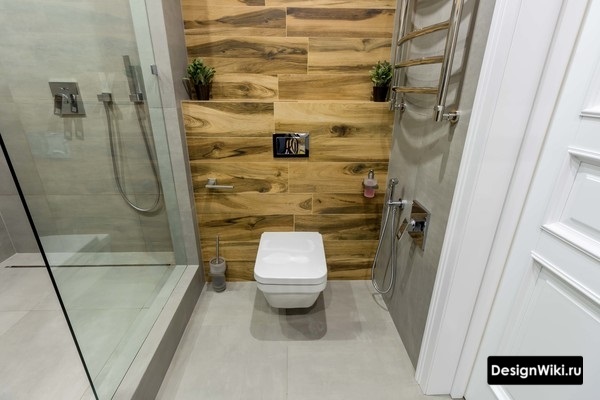 Укладка деревянной плитки на стену ванной со смещением