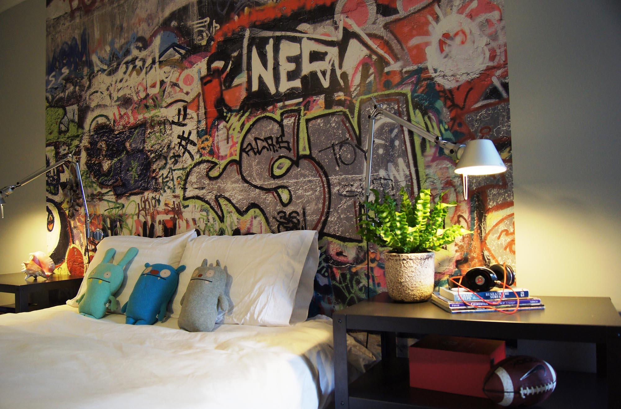 Интерьер комнаты мальчика подростка с граффити и настольными лампами