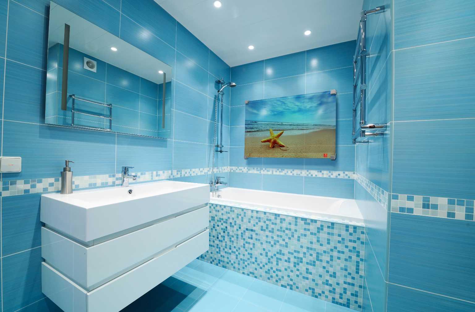 Бело-голубая ванная комната без унитаза в морском стиле