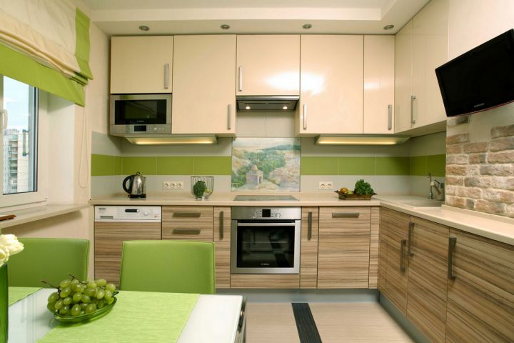 Бежевая кухня с зелеными аксессуарами