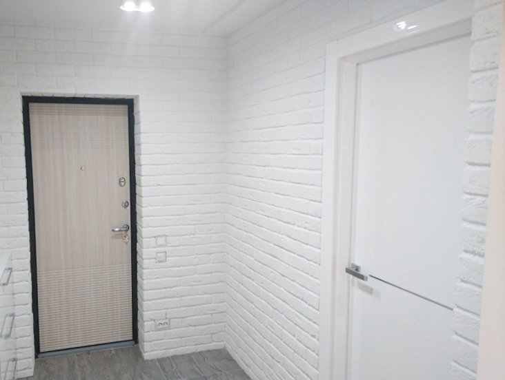 Декоративные кирпичики на стену в коридоре и прихожей: отделка под .
