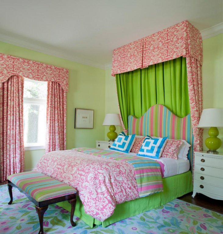 Розово зеленый интерьер. Спальня в зелено розовых тонах. Комната в розово зеленых тонах. Спальня с зелеными шторами. Спальня в салатовом цвете.