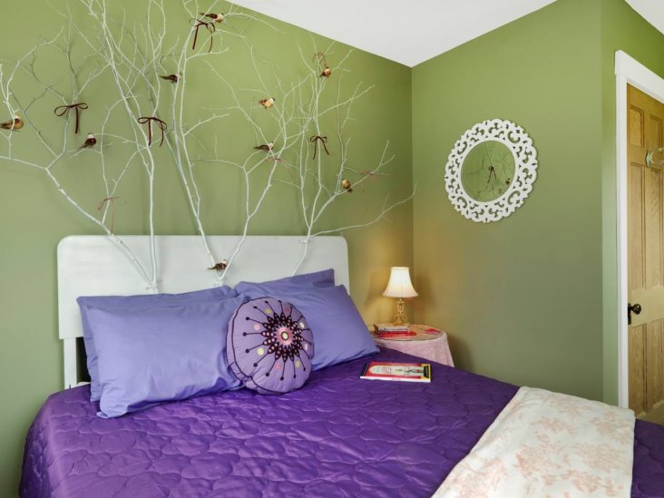 Оформление спальни с зелеными стенами